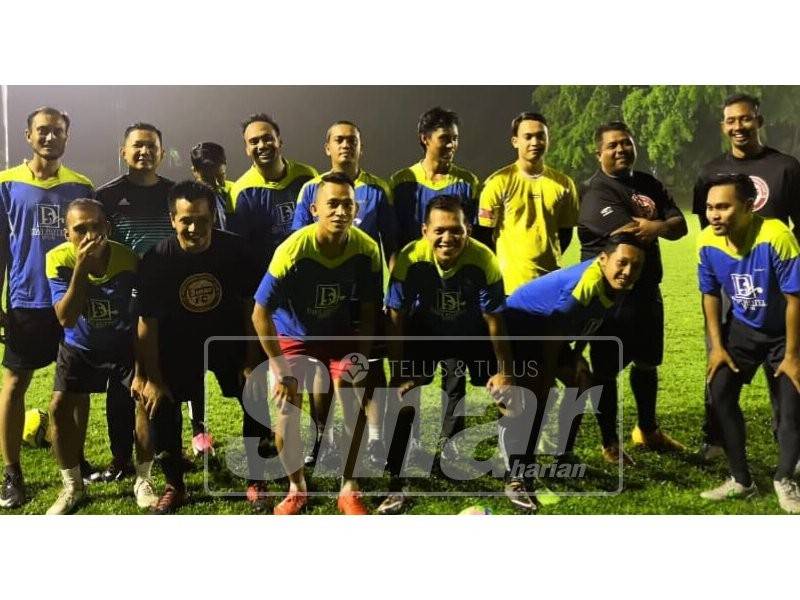 Allahyarham (bawah, kiri) ketika beraksi dengan Sinar Harian FC