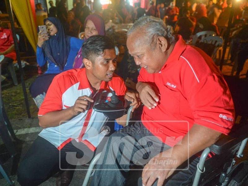 Muhammad Aiman beramah mesra dengan Mohd Muslim Salamat, 67, di Kampung Rinching Hilir, sebentar tadi.