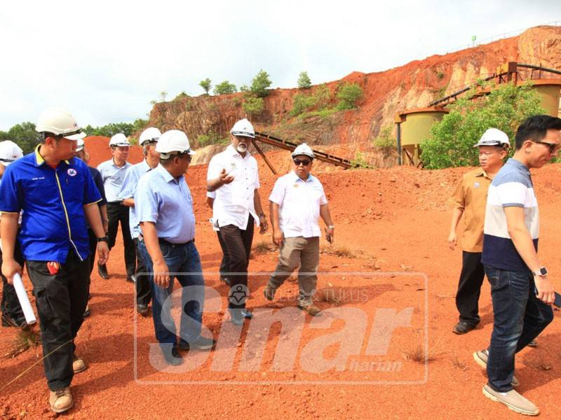 Dr Xavier meninjau kedudukan terkini moratorium terhadap aktiviti perlombongan dan pengeksportan bauksit, hari ini.
