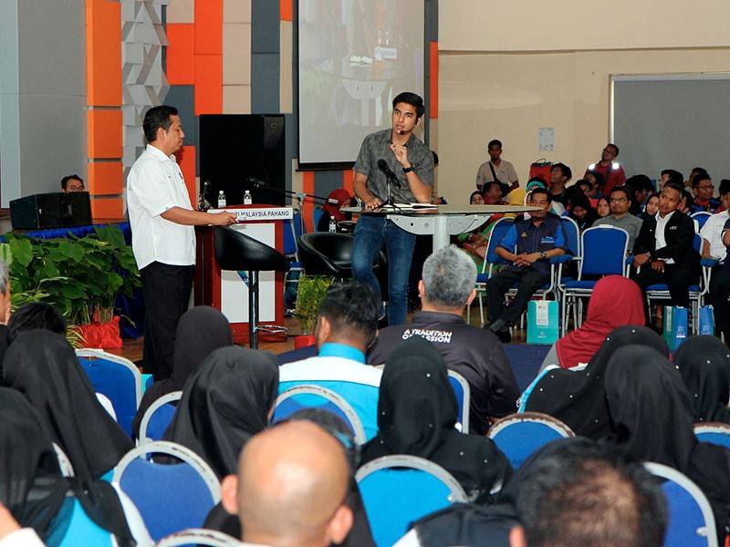 Menteri Belia dan Sukan, Syed Saddiq Syed Abdul Rahman menjawab pertanyaan beberapa hadirin pada Program Townhall Menteri Belia dan Sukan Bersama Mahasiswa, Penggerak Belia dan Persatuan Sukan di Dewan Astaka Universiti Malaysia Pahang (UMP), hari ini. - Foto Bernama