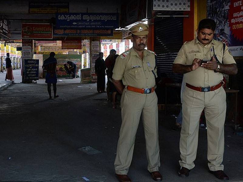 Polis di India mendakwa lelaki tersebut berang selepas dimalukan di hadapan orang ramai oleh ibu mangsa.