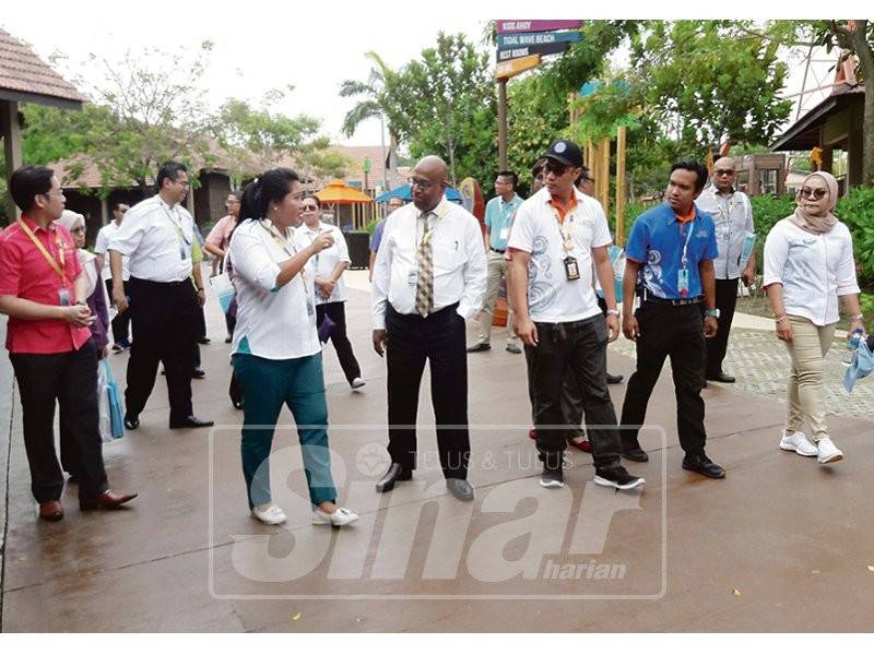 Ramakrishnan (empat, kanan) ketika hadir lawatan industri Unit Strategik Modal Insan di Desaru Coast River Side, Persiaran Pantai, Desaru Coast, semalam.