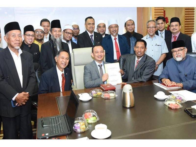 Maszlee bersama delegasi MPPIM diketuai oleh Pengerusi Sekretariat MAPPIM, Mohd Zai Mustafa, semalam.