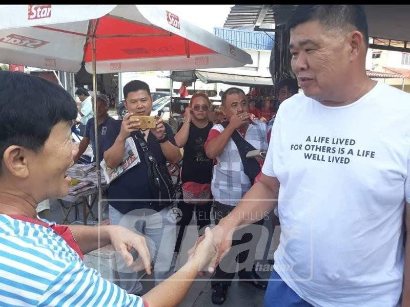 Kuan Chee Heng beramah mesra dengan masyarakat di Semenyih.