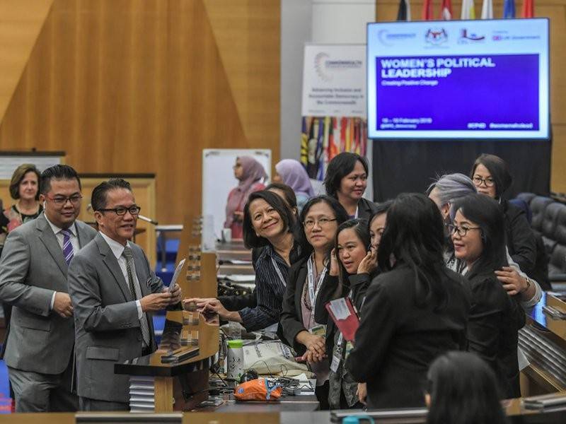 Liew Vui Keong bersama mesra bersama peserta selepas memberi ucapan di persidangan Rantau Asia “Kepimpinan Politik Wanita : Mewujudkan Perubahan Positif” di bangunan Parlimen hari ini. - Foto Bernama