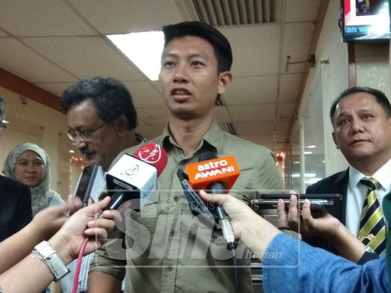 Muhamad Hafizudin ketika ditemui media selepas pertemuan dengan Ahmad Faizal.