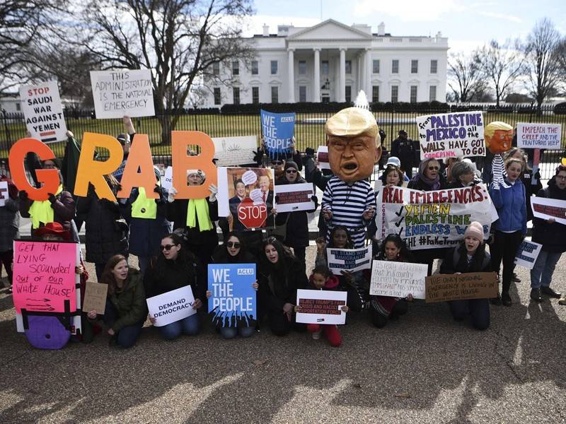 Penunjuk perasaan berkumpul di hadapan Rumah Putih di Washington.