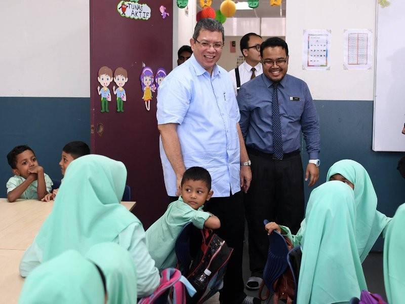 Saifuddin (berdiri kiri) mengadakan lawatan di Pusat Pendidikan Rohingya Klang hari ini. - Foto Bernama