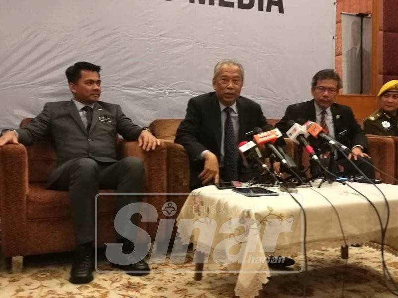 Muhyiddin ketika bercakap pada sidang media, di sini, hari ini.