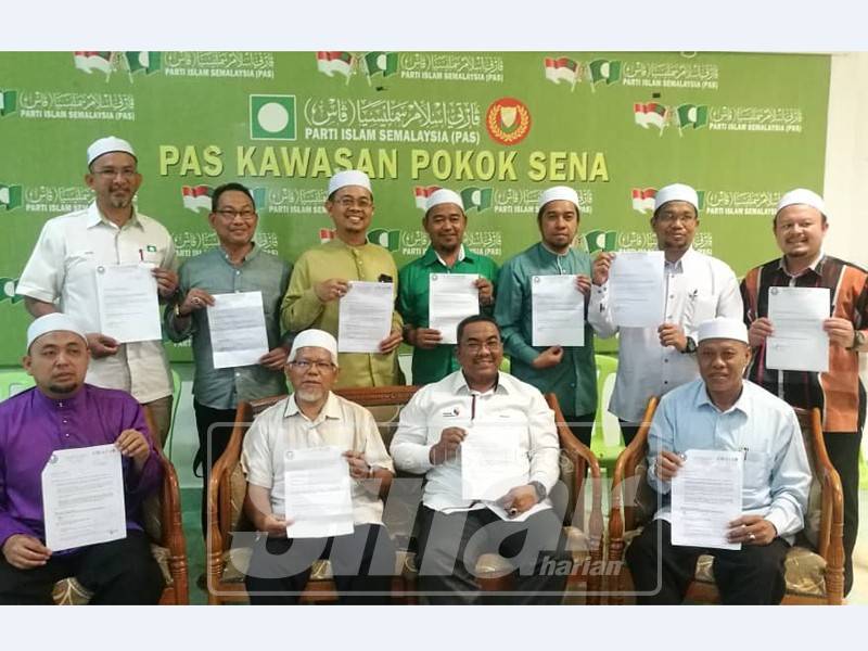 Sanusi (duduk, dua kanan) tengah ketika hadir dalam sidang media di Pejabat Pas Pokok Sena.