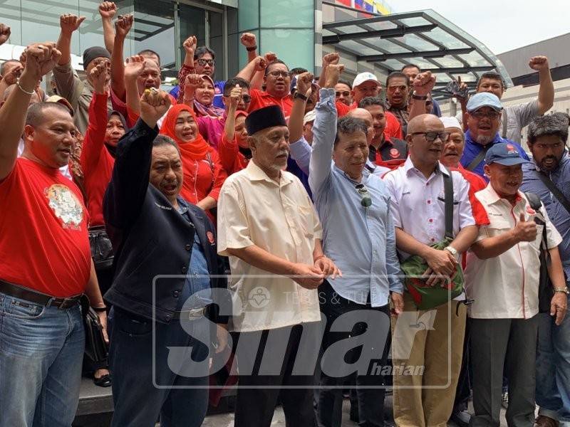 Persatuan-persatuan penjaja dan peniaga terlibat dengan penganjuran bazar Ramadan bagi tapak tradisi di ibu negara mahu DBKL kaji semula keputusan mengambil alih pengurusan semua tapak bazar Ramadan.