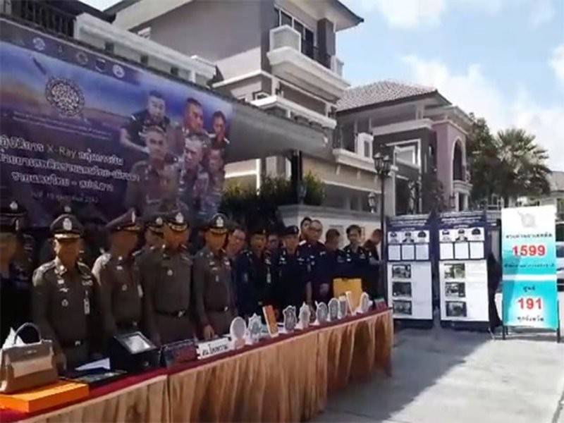 Polis Thailand mempamerkan sebahagian aset yang dirampas dalam enam serbuan berasingan di Bangkok, awal hari ini.