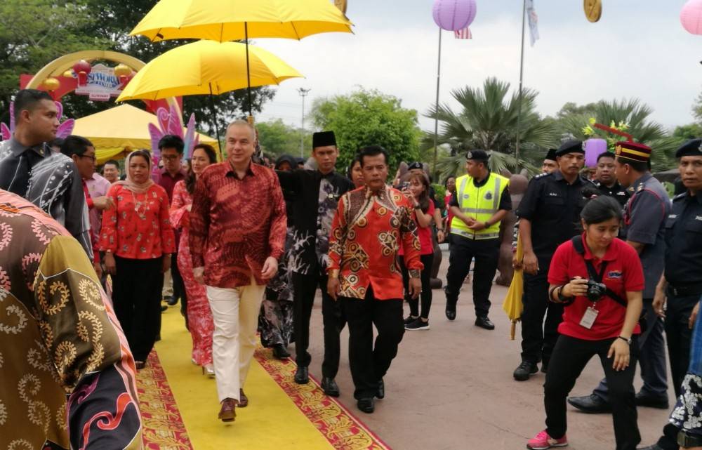 Ketibaan Sultan Nazrin Muizzuddin Shah ke majlis berkenaan.