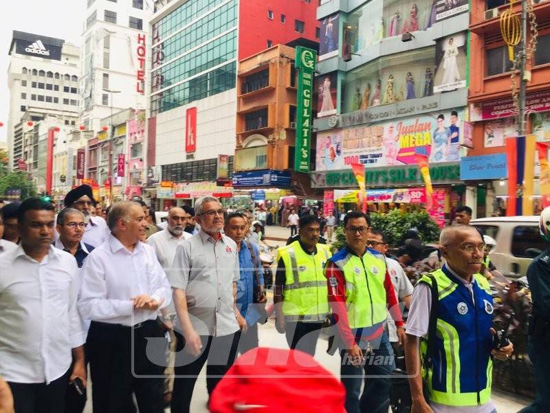 Khalid meninjau sekitar Jalan TAR bersama pihak berkepentingan berhubung isu penutupan sebahagian laluan itu kepada kenderaan awam