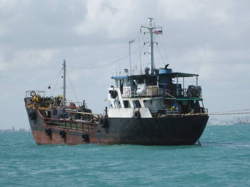 Kesemua tertuduh telah ditahan berada dalam sebuah kapal tangki di kedudukan lebih kurang 2.5 batu nautika Tenggara Tanjung Ayam oleh bot ronda Maritim Malaysia