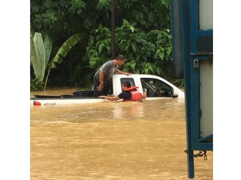 Antara kenderaan yang terperangkap dalam banjir kilat tersebut. - Foto ihsan Bomba