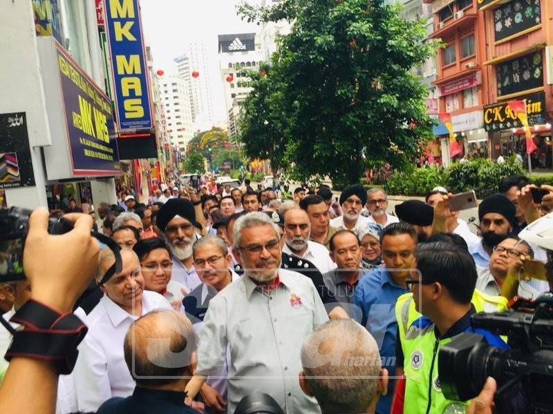 Khalid Samad ketika membuat lawatan di sekitar Jalan TAR, hari ini.