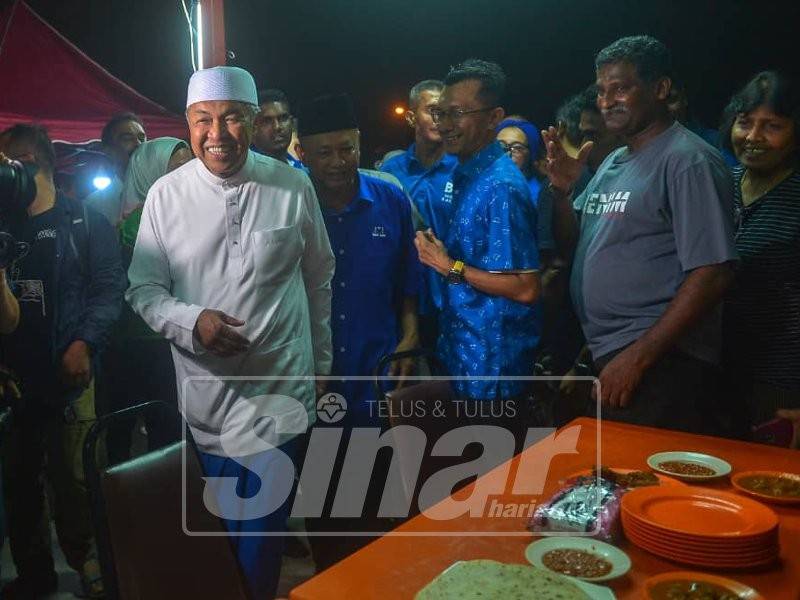 Presiden UMNO, Datuk Seri Dr Ahmad Zahid Hamidi bersama calon BN, Zakaria Hanafi hadir ke program sembang santai dan beramah mesra dengan penduduk tempatan di Warung Capati Razak Pekan Semenyih. - Foto Sinar Harian/ SHARIFUDIN ABDUL RAHIM