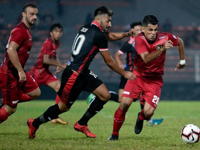 Pemain UKM FC, Milad Zanidpour Mansour (kanan) bersaing dengan pemain Kelantan, Zazai Mustafa (dua, kanan) pada perlawanan Liga Premier Malaysia 2019 di Stadium Bolasepak Kuala Lumpur.