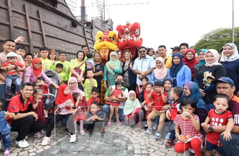 Fadhila (tengah, baju kurung hijau) bersama kanak-kanak istimewa dan ibu bapa mereka yang diraikan.