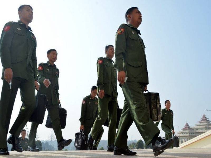 Pegawai tentera yang dilantik sebagai Ahli Parlimen Myanmar tiba untuk hadiri sidang di Naypyidaw, semalam.
