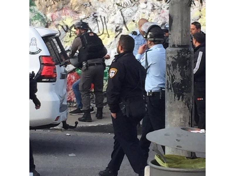 Tentera Israel mengasari penduduk Palestin di luar sebuah masjid di Issawiya, kelmarin.