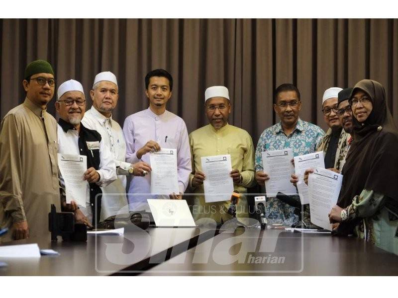 Pimpinan Pas pada sidang media di Terengganu, Ahad lalu.