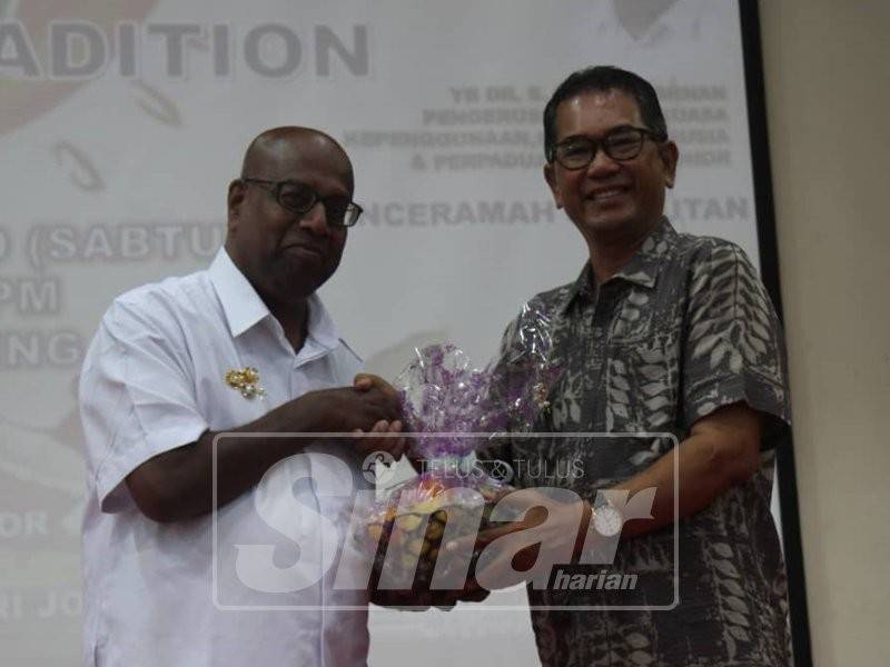 Ramakrishnan (kiri) menerima cenderahati dari Pengarah Politeknik Mersing, Hassan Siraj selepas merasmikan Program Ponggal & Tradition 2019.
