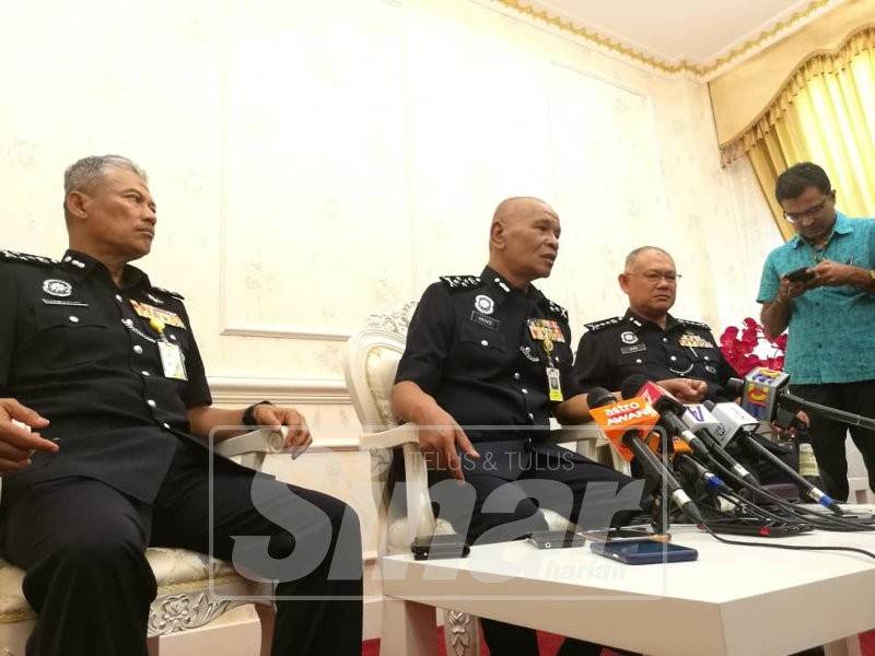 Noor Rashid (tengah) dalam sidang media selepas Istiadat Penganugerahan Pingat Jasa Pahlawan (PJPN) Kontinjen Selangor, di Ibu Pejabat Polis Kontinjen Selangor.