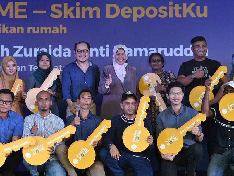 Menteri Perumahan dan Kerajaan Tempatan Zuraida Kamaruddin (belakang tengah) dan Pengerusi EdgeProp.my Datuk Tong Kooi Ong (belakang tiga, kiri) bergambar bersama para penerima FundMyHome-Skim Depositku selepas merasmikan dana pemilikan rumah tersebut hari ini. - Foto Bernama