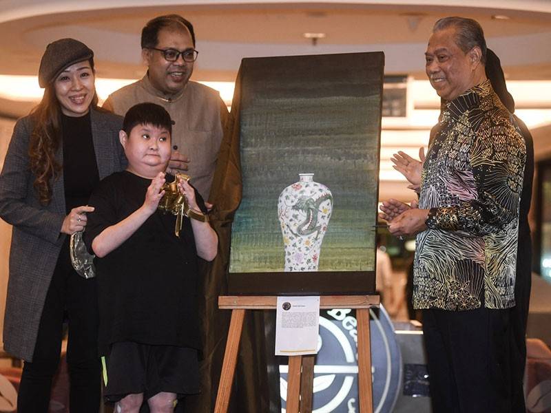 Menteri Dalam Negeri Tan Sri Muhyiddin Yassin (kanan) merasmikan pameran seni 'Painting From Heart : Art For Good' di Bangsar hari ini. - Foto Bernama