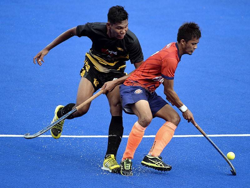 Pemain UNIKL Muhamad Hafiz Zainol (kanan) diasak pemain Maybank Muhammad Sulaiman Abdul Razak (kiri) pada perlawanan TNB Liga Hoki Malaysia 2019 di Stadium Tengku Abdullah hari ini. - Foto Bernama