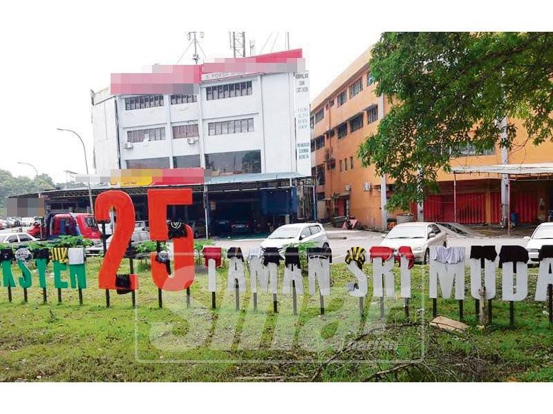 Tindakan pihak tidak bertanggungjawab yang menggantung pakaian pada papan tanda terbabit.