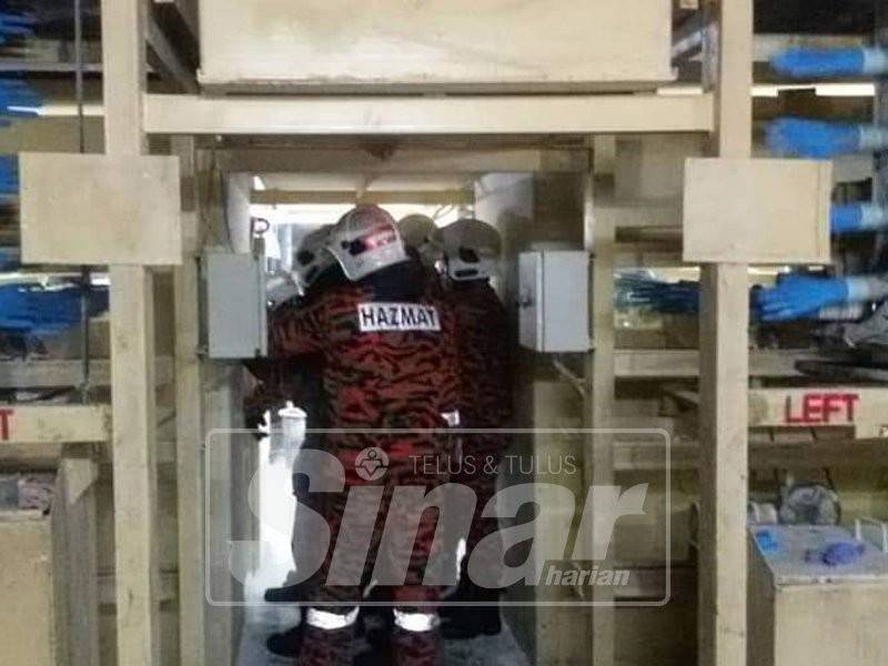 Anggota bomba dan penyelamat mengeluarkan mayat mangsa.