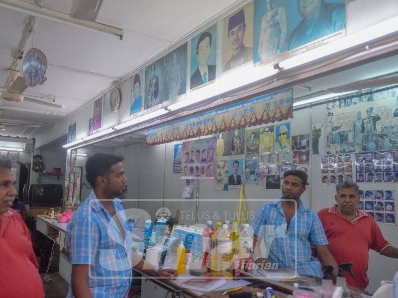 Pengurus Kedai Gunting Rambut, N Anparasa bersama T Rajendran tidak bosan melihat gambar-gambar pemimpin-pemimpin yang dikumpul N Anparasa di Kedai Gunting Rambut Pekan Semenyih. Foto Sinar Harian: SHARIFUDIN ABDUL RAHIM