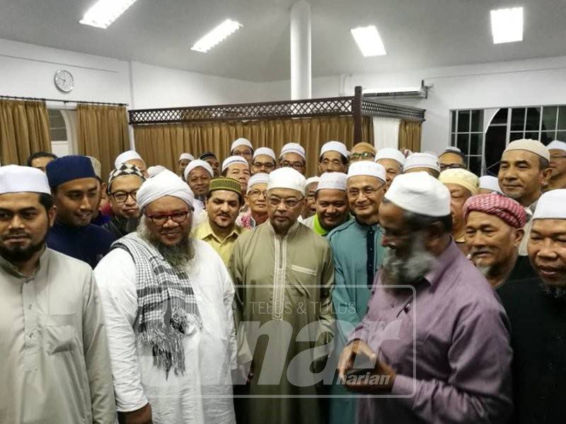 Al Sultan Abdullah merakamkan gambar kenangan bersama jemaah yang hadir Solat Subuh Masjid Imam Ash Shafie, Kotasas di sini, hari ini.