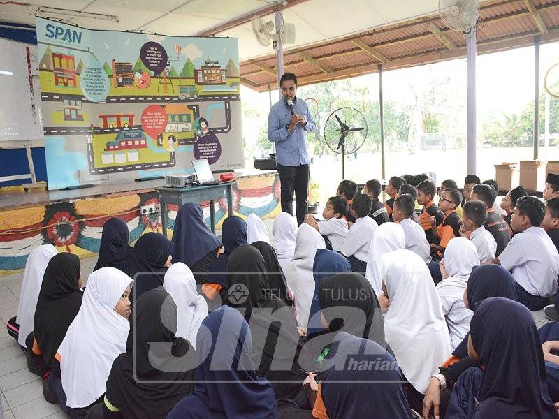 Mohd Fazil ketika menyampaikan mesej penjimatan air di SMK Ayer Keroh, semalam.