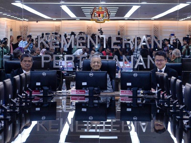 Perdana Menteri, Tun Dr Mahathir Mohamad (tengah) pada mesyuarat bersama pengurusan tertinggi Kementerian Pertahanan ketika lawatan rasmi beliau di Wisma Pertahanan, hari ini. Foto: Bernama