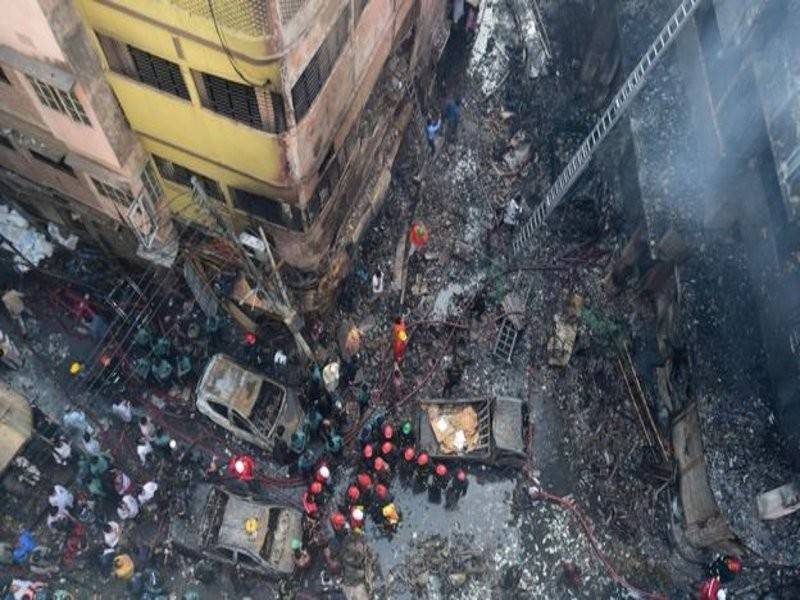 Keadaan di lokasi kebakaran di Chawkbazar, Dhaka. - Foto Reuters