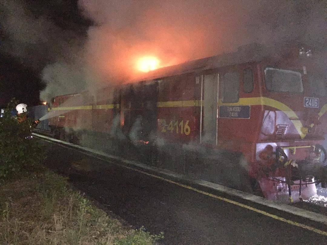 Anggota bomba memadamkan kebakaran membabitkan bahagian kepala kereta api yang dalam perjalanan ke Johor Bahru.