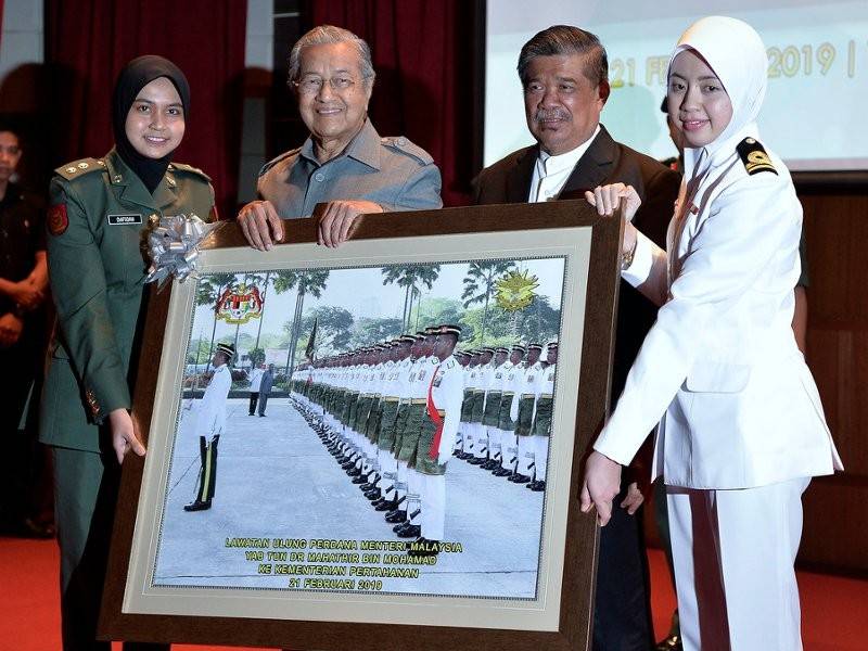 Perdana Menteri, Tun Dr Mahathir Mohamad menerima cenderahati daripada Menteri Pertahanan, Mohamad Sabu ketika lawatan rasmi beliau ke Kementerian Pertahanan di Wisma Pertahanan, hari ini. Foto: Bernama