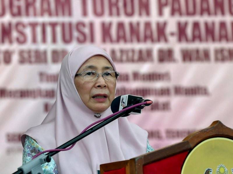 Timbalan Perdana Menteri Datuk Seri Dr Wan Azizah Wan Ismail berucap pada program turun padang ke institusi kanak-kanak di Sekolah Tunas Bakti (Perempuan) Marang hari ini. Foto: Bernama