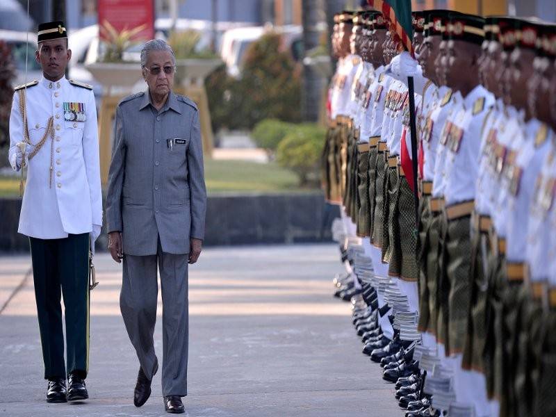 Perdana Menteri, Tun Dr Mahathir Mohamad memeriksa kawalan kehormat utama Batalion Pertama Rejimen Askar Melayu Diraja di Dataran Wisma Pertahanan sempena lawatan rasmi beliau, hari ini. - Foto Bernama