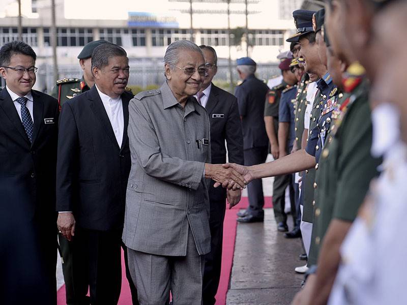 Perdana Menteri, Tun Dr Mahathir Mohamad bersalaman dengan sebahagian pegawai kanan Angkatan Tentera Malaysia (ATM) ketika mengakhiri lawatan rasmi beliau ke Kementerian Pertahanan di Wisma Pertahanan, hari ini. - Foto Bernama