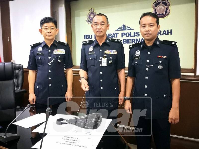 Nor Azmi (tengah) menunjukkan barang dirampas pada sidang media di IPD Sabak Bernam, di sini.