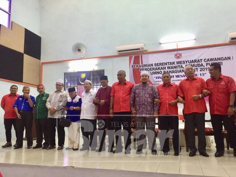 Mahadzir (dua kanan) dan Muhammad Ismi (empat kanan) bergambar bersama pimpinan UMNO Bahagian Parit dan Pas Kawasan Parit pada majlis berkenaan.