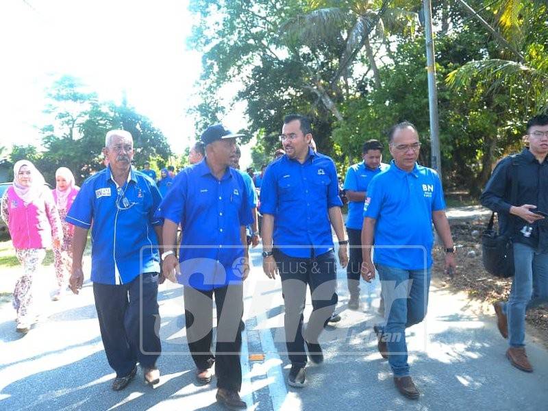 Zakaria bersama Asyraf Wajdi meninjau sekitar Kampung Sesapan Batu Minangkabau. FOTO SINAR HARIAN: SHARIFUDIN ABDUL RAHIM