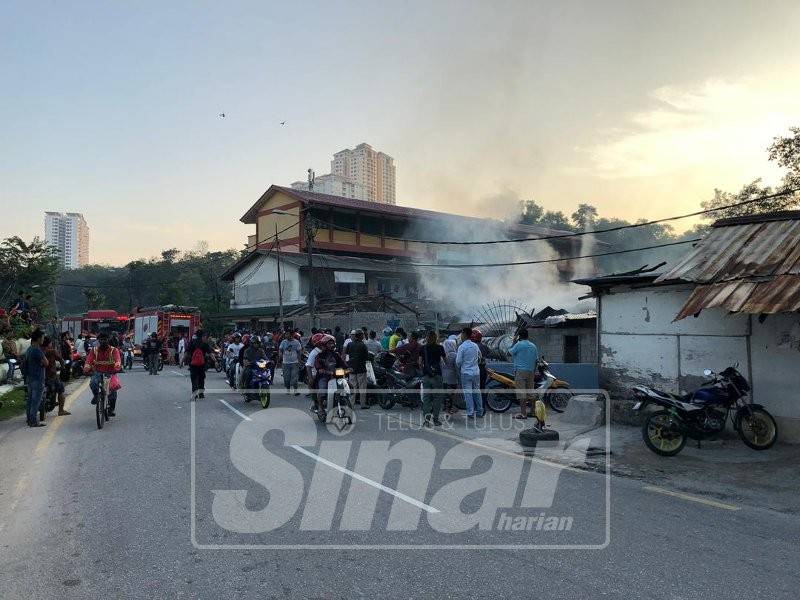 Kebakaran menarik perhatian orang awam.