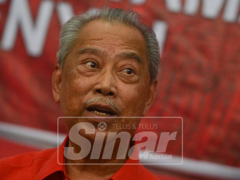 Timbalan Presiden PH, Tan Sri Muhyiddin Yassin bercakap pada media di sidang media di Bilik Gerakan PH hari ini. - Foto: SINAR HARIAN/ SHARIFUDIN ABDUL RAHIM