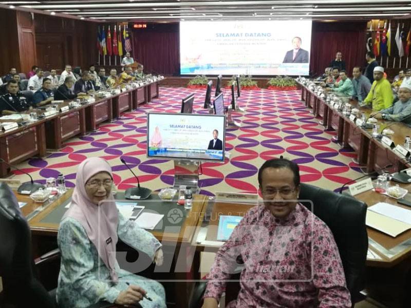 Wan Azizah (kiri) dan Menteri Besar Terengganu, Dr Ahmad Samsuri Mokhtar (kanan) semasa sesi Taklimat Khas Pasca Bencana Monsun Timur Laut (MTL) 2018/2019 di sini, hari ini.